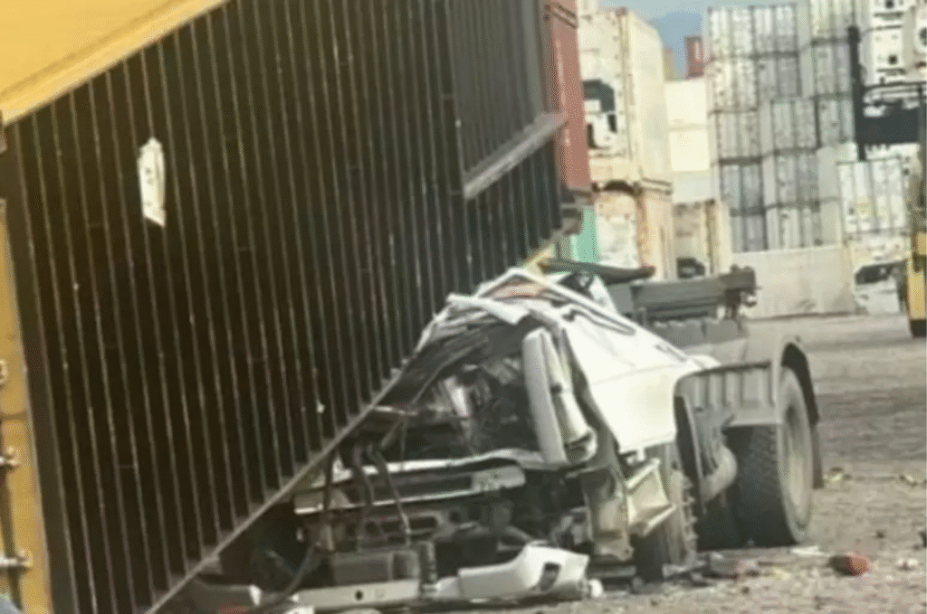 Caminhoneiro morre após contêineres caírem em terminal portuário de Santos (SP)