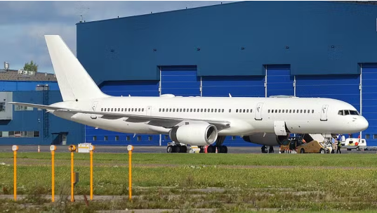 Avião especial e todo branco do governo dos EUA pousa no Brasil