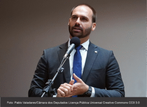 Polícia Federal determina retorno de Eduardo Bolsonaro ao cargo; ele rejeita voltar ao Brasil