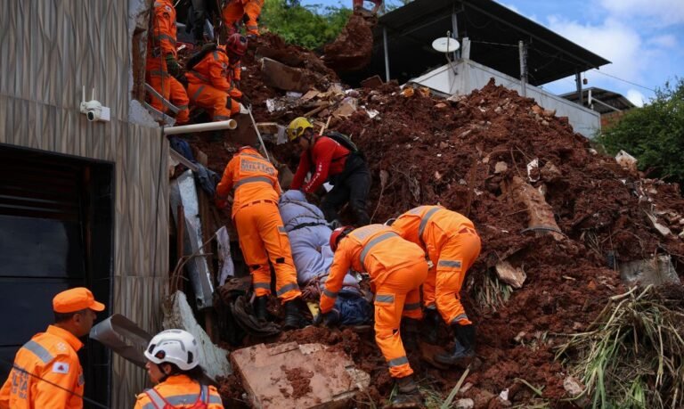 Enchentes e deslizamentos em Minas Gerais deixam dezenas de mortos e caos no interior do estado