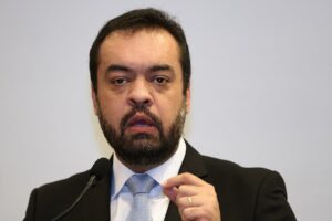 TSE forma maioria para tornar Cláudio Castro inelegível por 8 anos