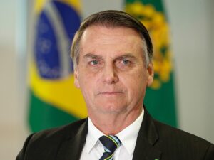 Bolsonaro deve ficar internado por pelo menos uma semana após diagnóstico de broncopneumonia