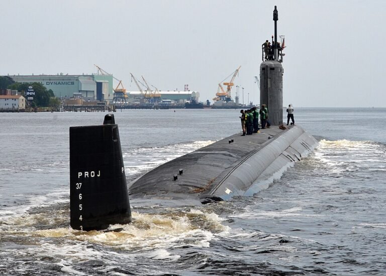 Submarino dos EUA afunda navio de guerra iraniano, mais de 80 morrem