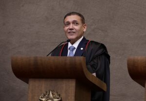 Nunes Marques pede parecer da PGR sobre revisão da condenação de Bolsonaro