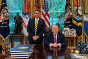 Flávio Bolsonaro se reúne com Donald Trump na Casa Branca ao lado de Eduardo e Paulo Figueiredo