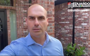 Eduardo Bolsonaro aciona polícia nos EUA após repórter ir até casa da família no Texas