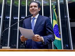 Hugo Motta anuncia transição de um ano para jornada de 40 horas semanais