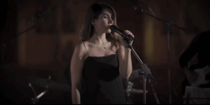 Cantora iraniana é condenada a 74 chibatadas por cantar sem hijab e caso provoca indignação internacional