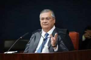 Flávio Dino coloca julgamentos envolvendo Moraes e Mendonça em dúvida