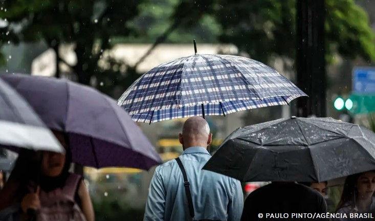 São Paulo amanhece com chuva e tem previsão de temporais nesta terça-feira