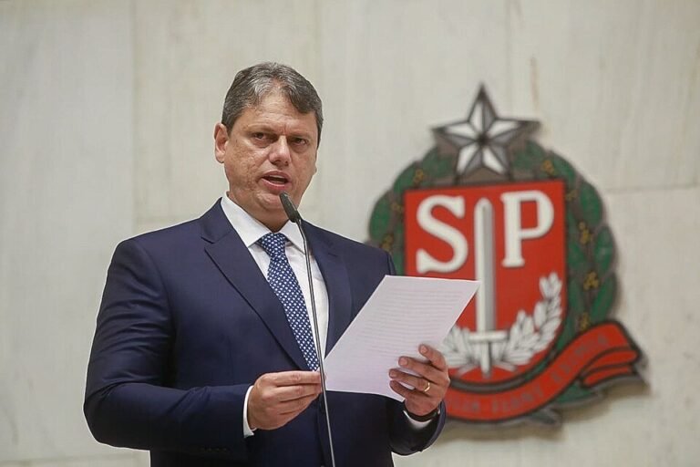 Tarcísio de Freitas é reeleito governador de São Paulo no primeiro turno