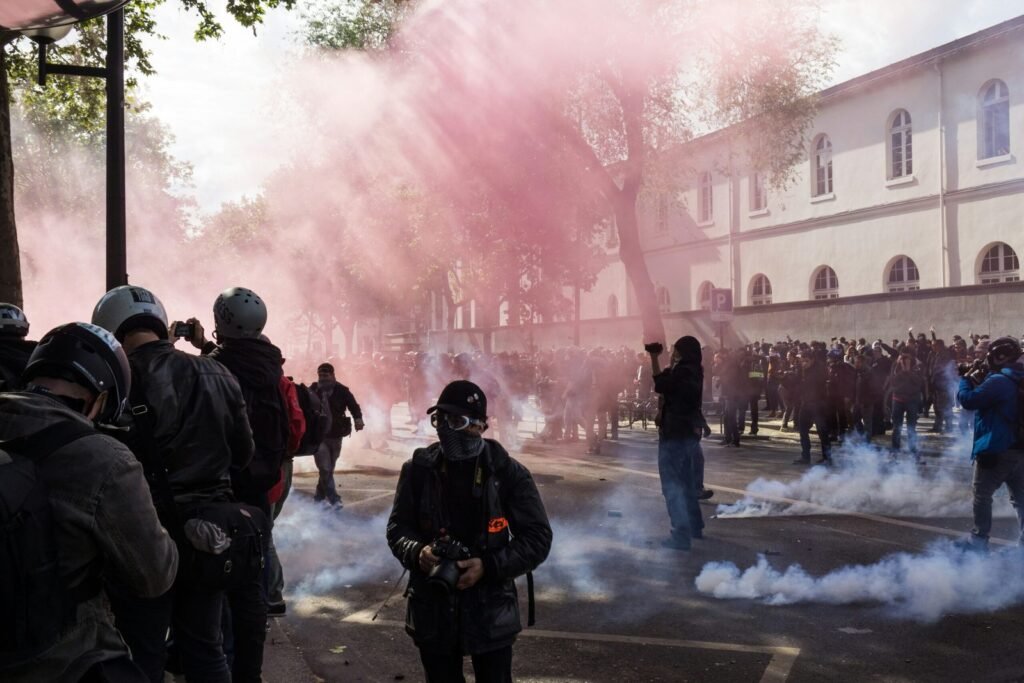 Protestos na França têm confrontos com a polícia e mais de 270 pessoas detidas